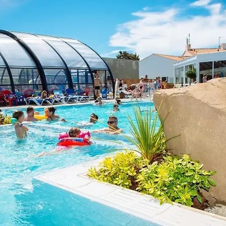 Camping ZEcamping 5 étoiles à 1km de la plage piscine couverte dog friendly fitness 5*