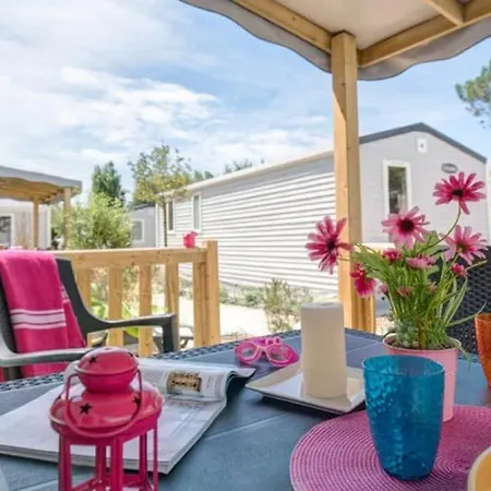 Camping ZEcamping 5 étoiles à 1km de la plage piscine couverte dog friendly fitness
